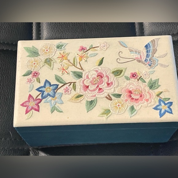 Vintage Fabric With Floral And Butterfly
Embroidery Musical Jewelry Box - Picture 3 of 10
